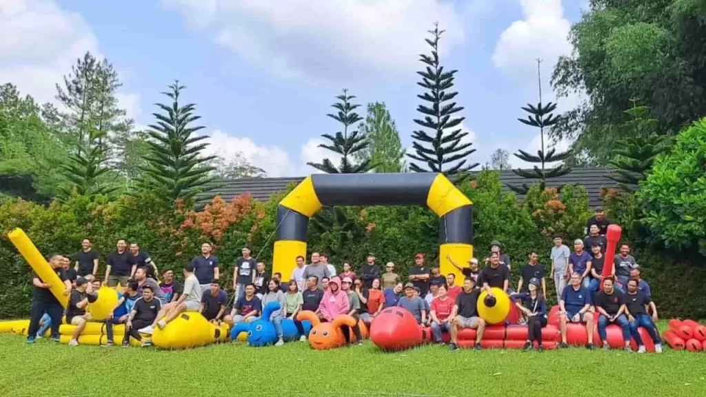 Games Seru dengan Inflatable Tube di Bandung, paket-Outbound-Gathering-Bandung-untuk-Perusahaan-dan-Kantor, Games Outbound Kantor